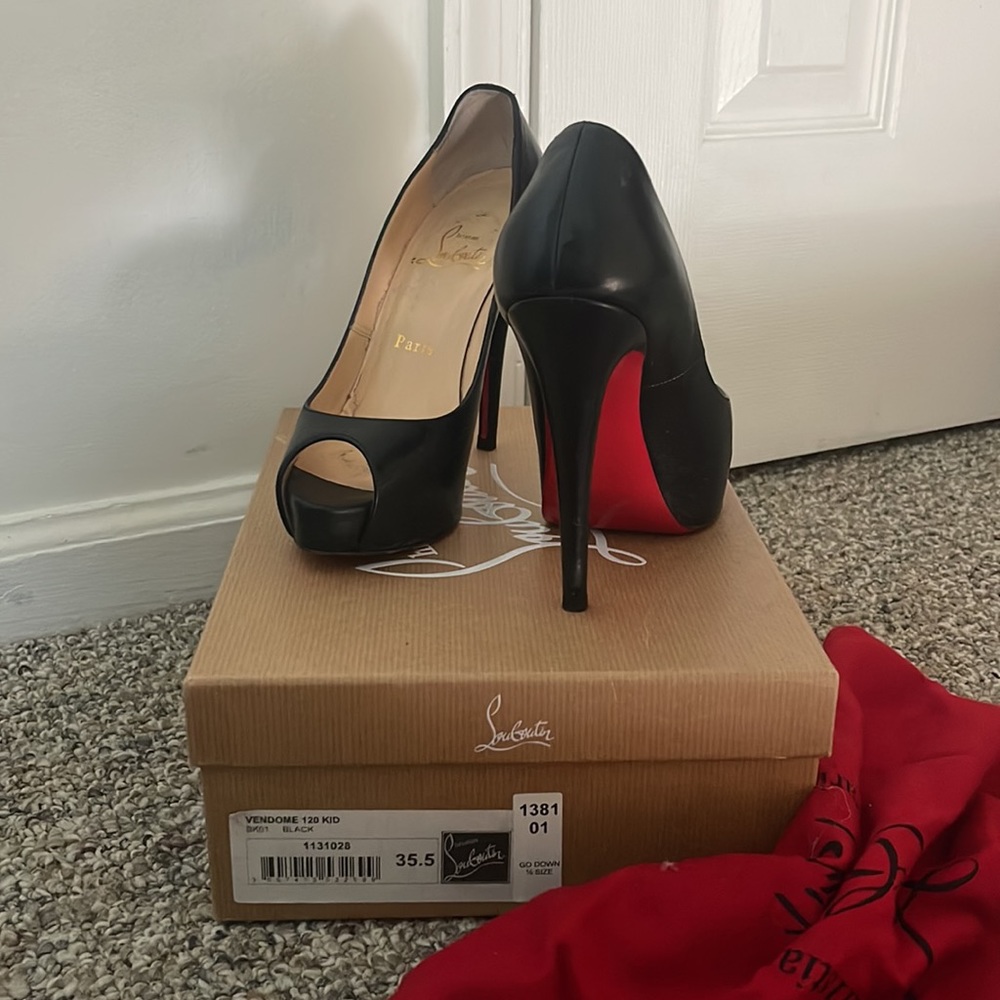 Christian louboutin Vendome size 35.5 EU. Fits a woman’s 5 1/2-6 US